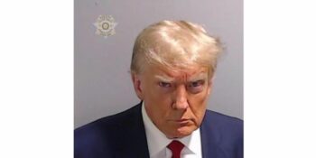 Donald Trump amptelik in hegtenis geneem