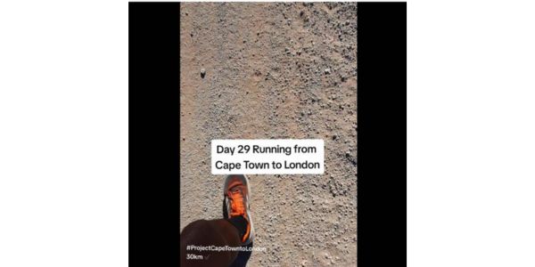 Man hardloop vanaf Kaapstad na Londen in 381 dae