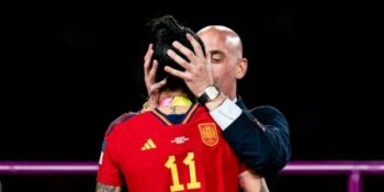 Spanje-sokkerhoof weier om te bedank, span weier om te speel