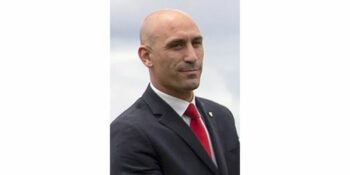 FIFA skors Spanje-sokkerhoof Luis Rubiales terwyl afrigters bedank