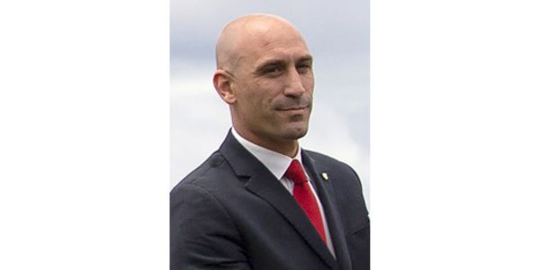FIFA skors Spanje-sokkerhoof Luis Rubiales terwyl afrigters bedank