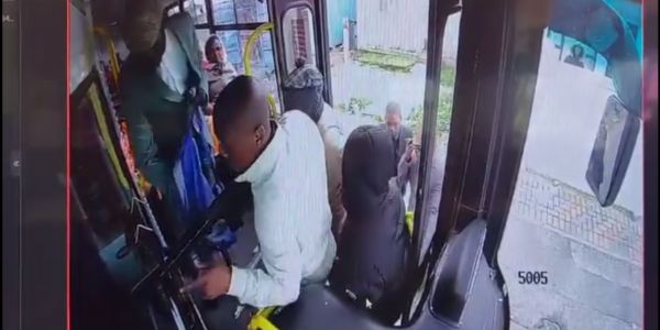 Verdagtes roof glo bus vol passasiere in Gugulethu