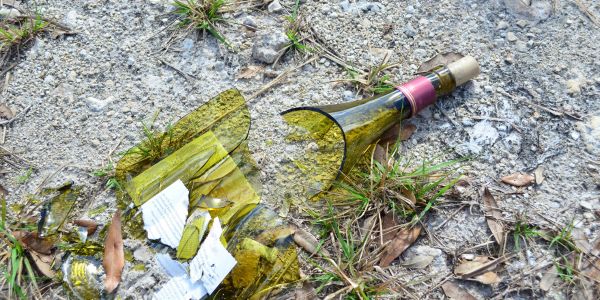 Polisieman van Mpumalanga in hegtenis wat glo vrou met bottel doodsteek