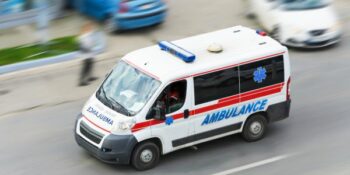 Kyk: Pasiënte klim uit ambulans  vir drank