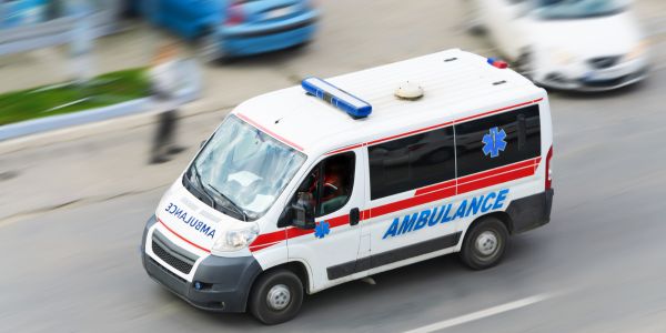 Kyk: Pasiënte klim uit ambulans  vir drank