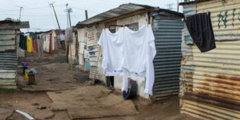 Sluiting van spazawinkels besit deur buitelanders op hande – Fikile Mbalula