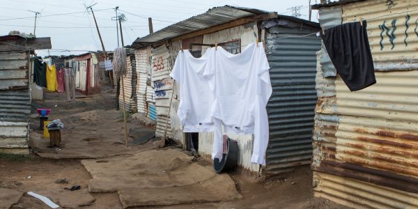 Sluiting van spazawinkels besit deur buitelanders op hande – Fikile Mbalula
