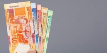 Minister ontken bewerings van R500 miljoen omkopery, dreig met regsaksie