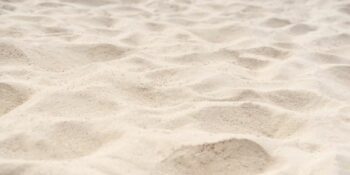 Man sterf wat in gat val en onder sand begrawe is