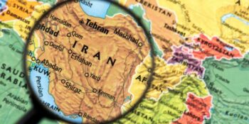 Vrou 74 keer geslaan in Iran na sy weier om hijab te dra