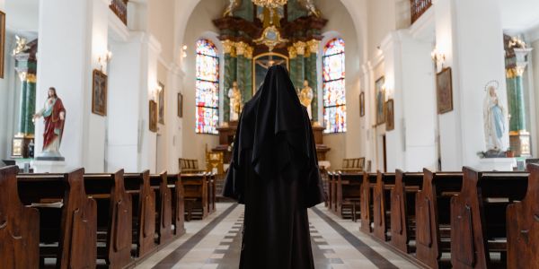 Ses ontvoerde nonne vrygelaat